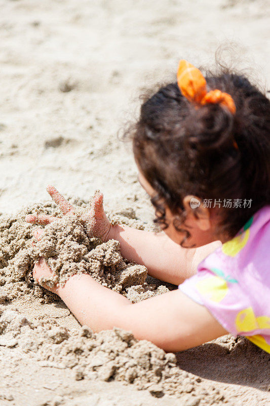 小女孩在俄勒冈海岸的沙滩上玩耍