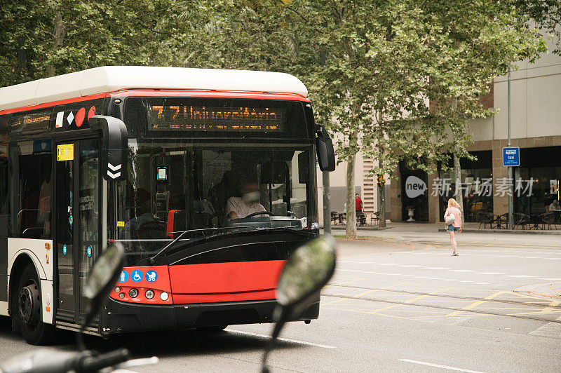 红色的城市公交车
