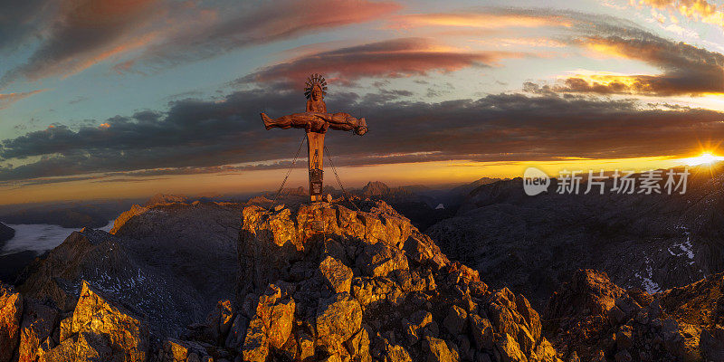 日出时阿尔卑斯山最美丽的峰顶十字架
