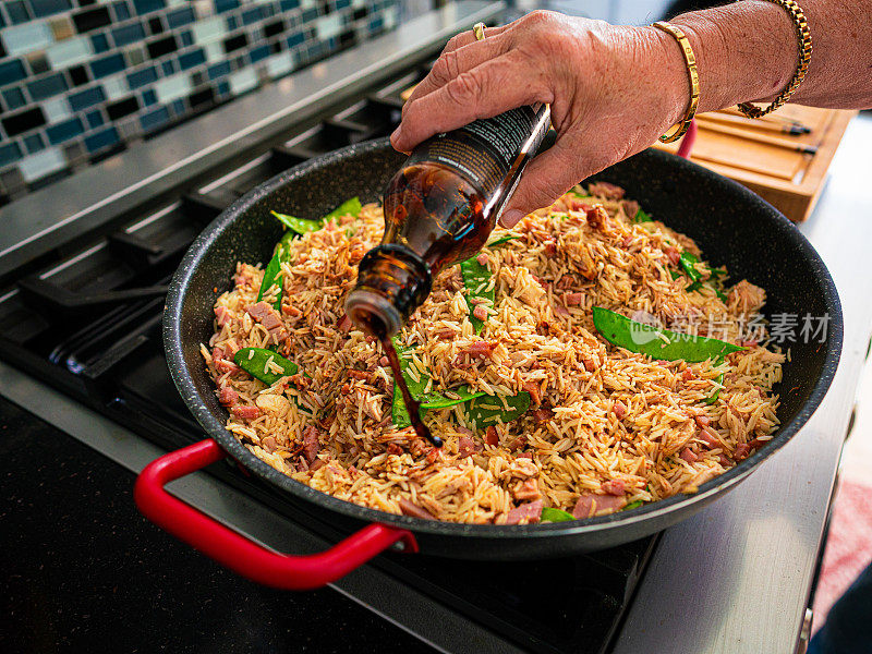 往炒饭里加酱油