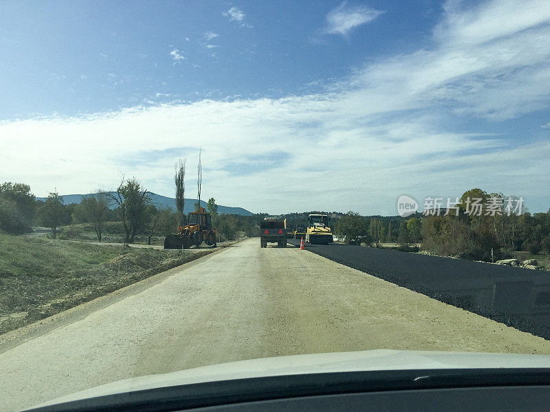 公路建设上的乡村道路与施工机械