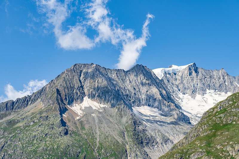 瑞士阿尔卑斯山脉的山脊和蓝天