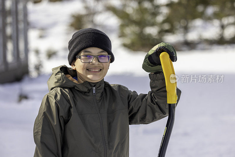 男孩在家里铲雪