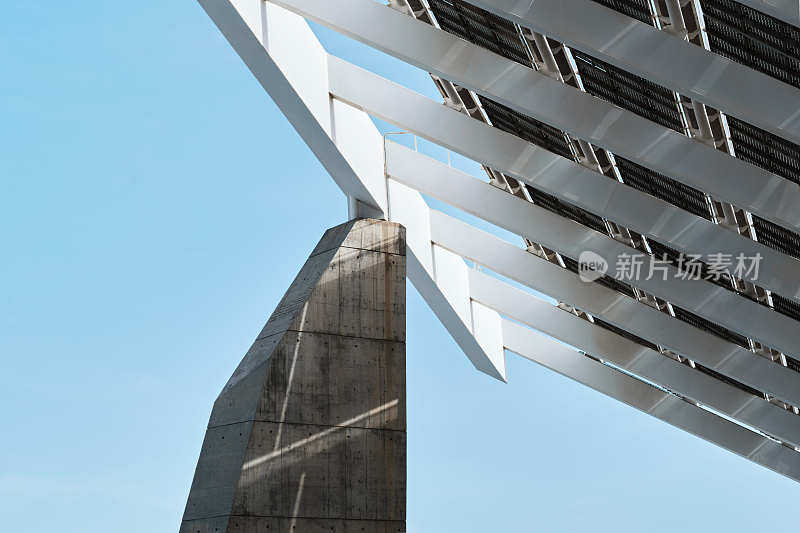 巴塞罗那市论坛太阳能电池板的现代工业建筑的一般镜头