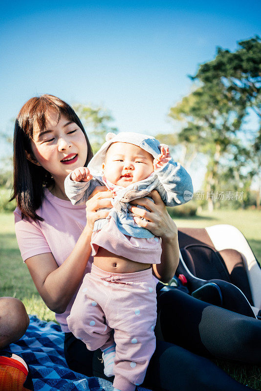 妈妈和女儿在公园里休息