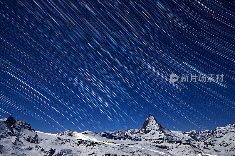 午夜星空间的马特洪峰，瑞士阿尔卑斯山，采尔马特，瑞士