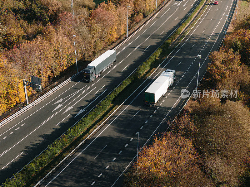 从上面看有卡车的高速公路