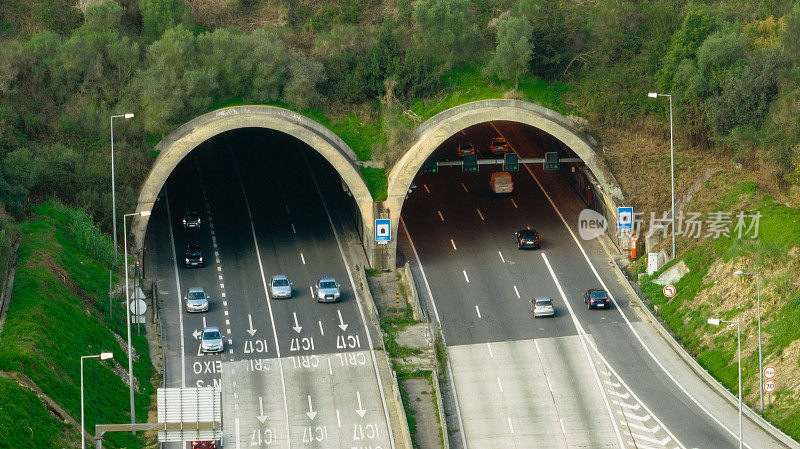 沿着葡萄牙道路和桥梁的航拍图像，过境的航拍图像，与隧道相连