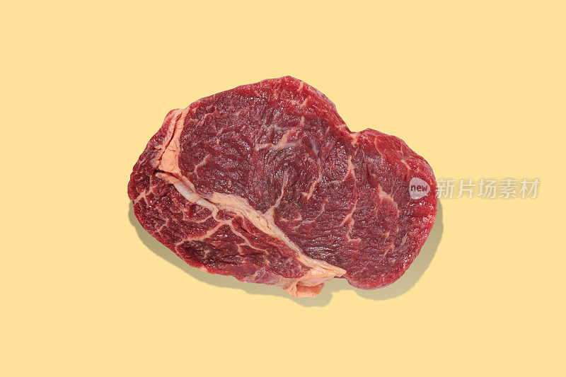 牛柳牛排在彩色背景上切肉