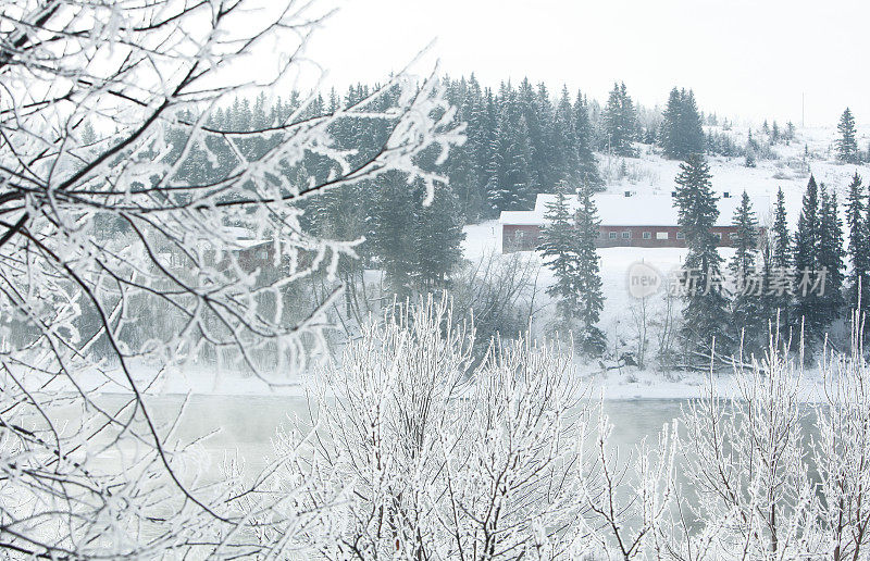 一场通宵降雪后的精美乡村河景