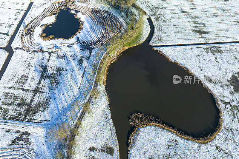 在一个寒冷的下午，从高处俯瞰一场暴风雪后的冬日乡村风光