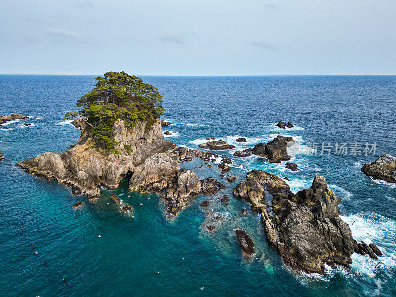 鸟瞰三陆海岸的岩石海岸线-岩手，北日本