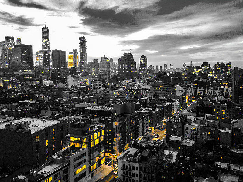 纽约黑白相间的夜间城市景观，在曼哈顿市中心的天际线建筑中闪烁着黄色的灯光