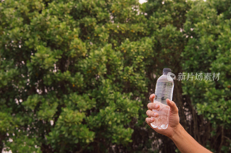 自然中的塑料水瓶