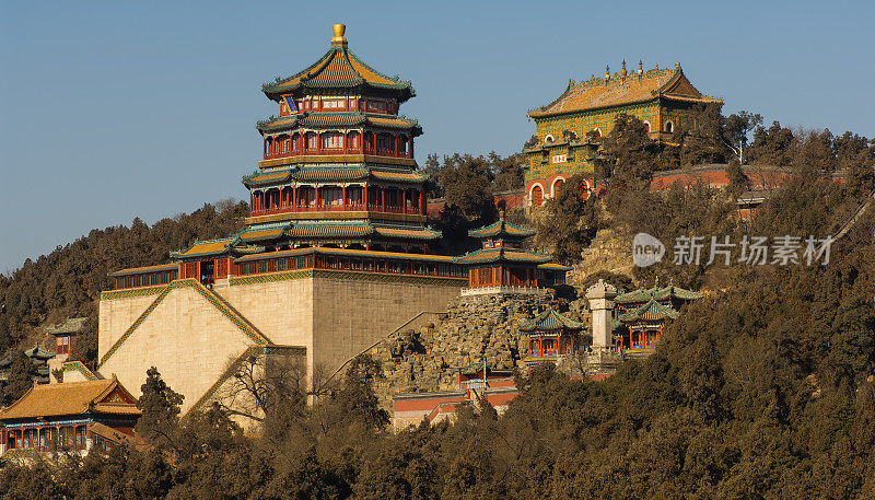 圆明园万寿山上的佛香塔，清朝，皇家撤退，北京，中国。昆明湖