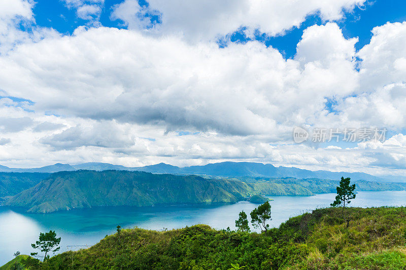 印度尼西亚北苏门答腊岛Tuktuk的多巴湖景观。鸟巴湖是印度尼西亚苏门答腊岛的热门旅游目的地