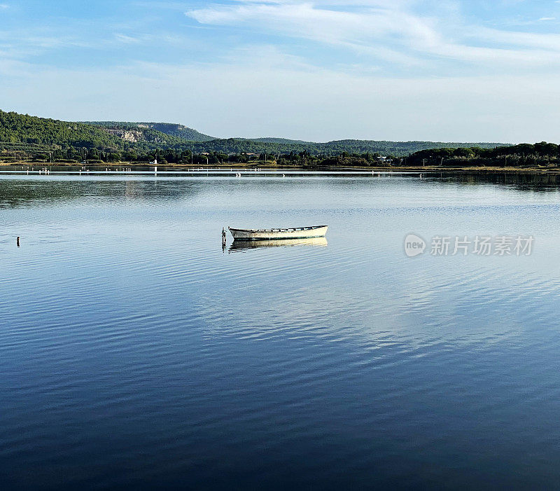 在平静的湖面上划船