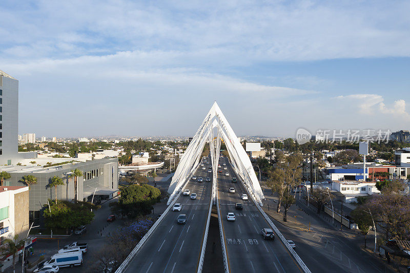 白天在墨西哥哈利斯科州的马图特雷姆斯桥