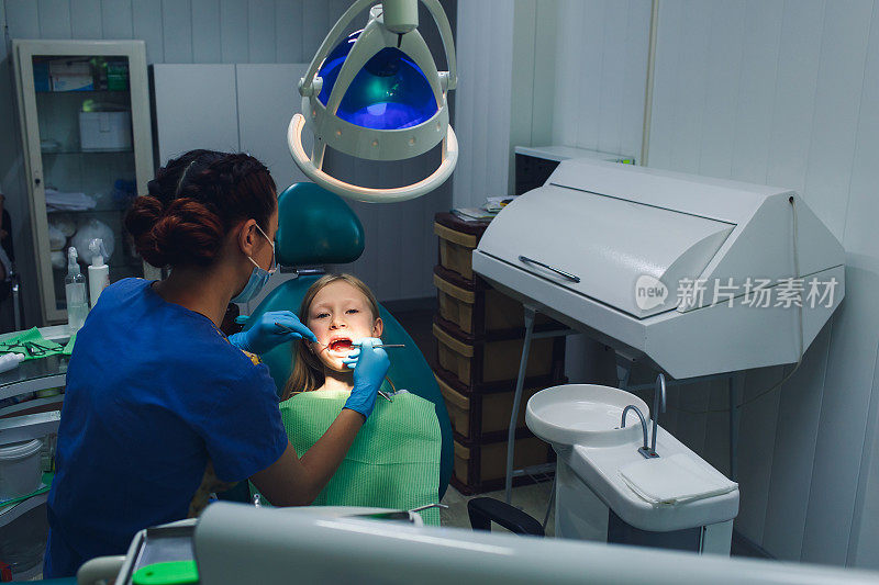 孩子在看牙医。口腔检查对儿童口腔和牙齿的检查