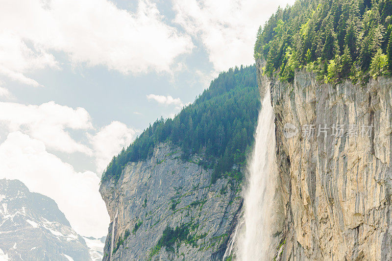 Lauterbrunnen。Staubbach瀑布。瑞士。山的风景。伯尔尼州