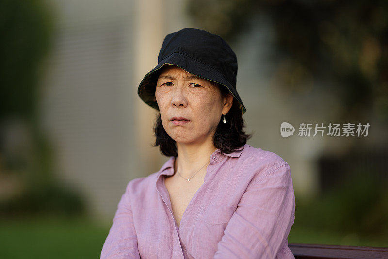 坐在户外的女人带着恼怒的表情