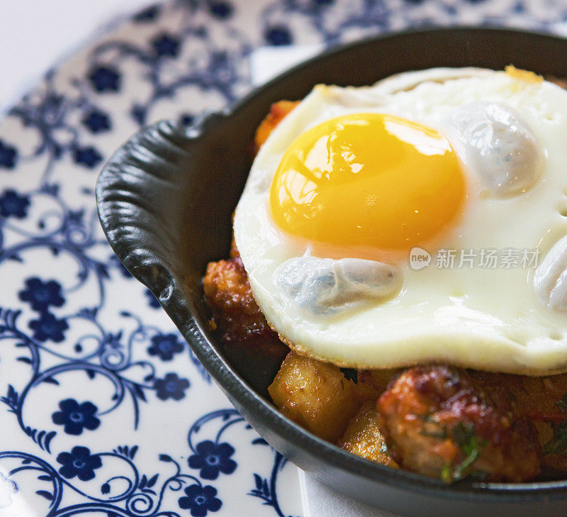 摩洛哥式早餐:在蔬菜上放上煎蛋