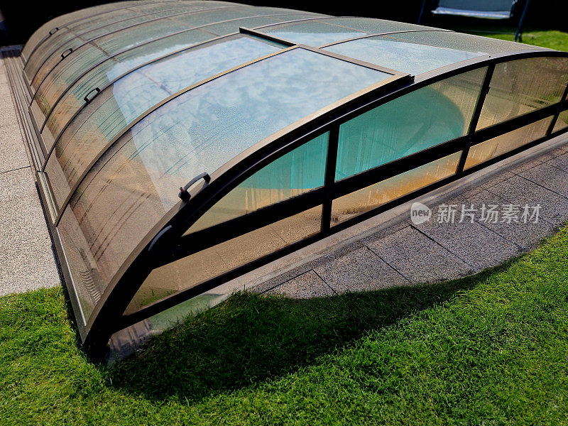 折叠泳池屋顶。外壳由铝和有机玻璃制成，在轨道上运行。保护游泳池免受环境污染，防止热量泄漏，并有助于积累来自太阳的热量，覆盖