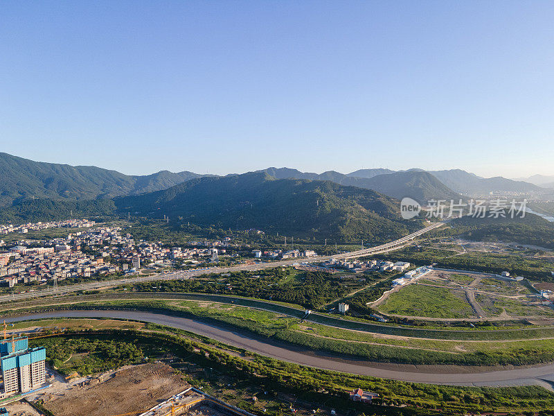 郊区河流鸟瞰图