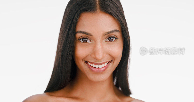 一个女人的脸，美容和肖像的皮肤护理，自我护理和化妆隔离在白色背景的工作室。清洁皮肤，化妆品和自然的女性模特或皮肤病学人士
