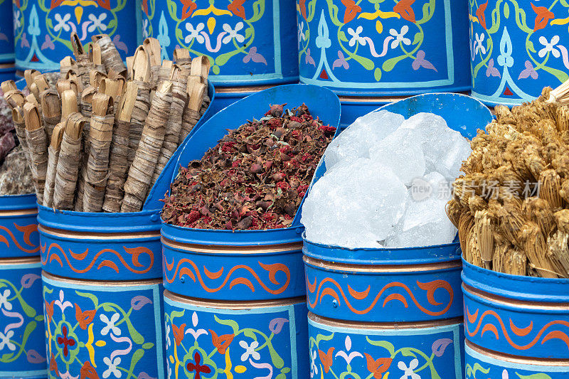 摩洛哥马拉喀什露天市场香料集市上的纪念品