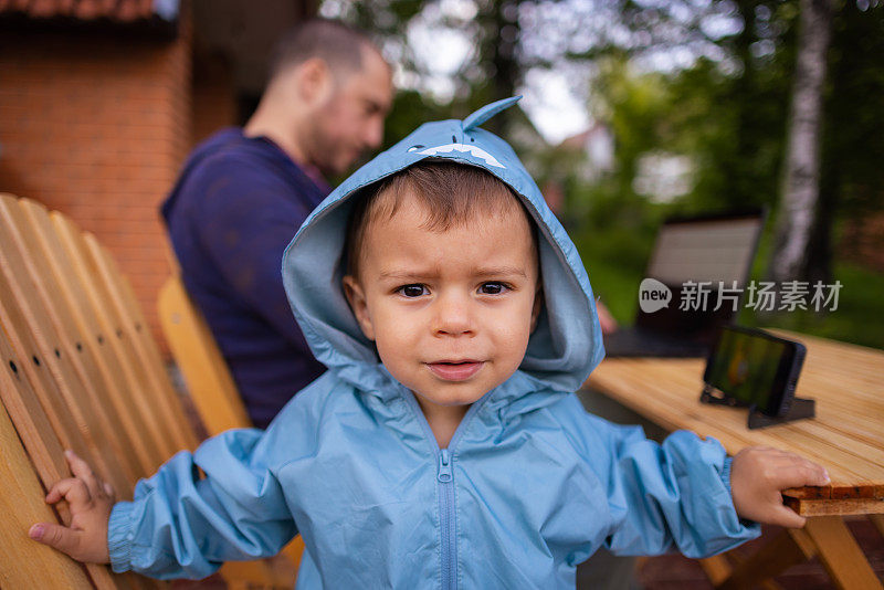 穿着雨衣的可爱小孩