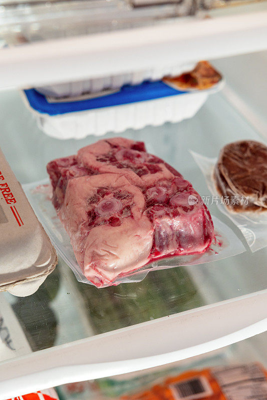打开冰箱里的食物