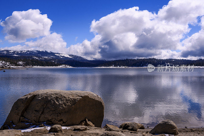 沙弗湖的冬季景观与云为背景