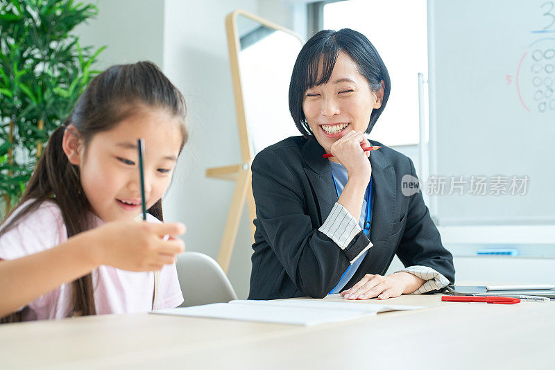 一个正在学习的女孩和一个要赡养的穿西装的女人