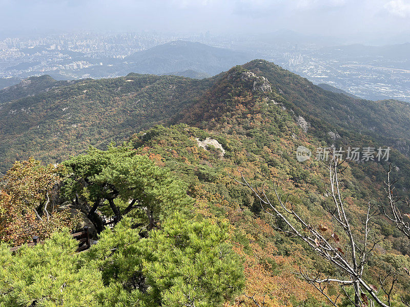 十月晨冠岳山