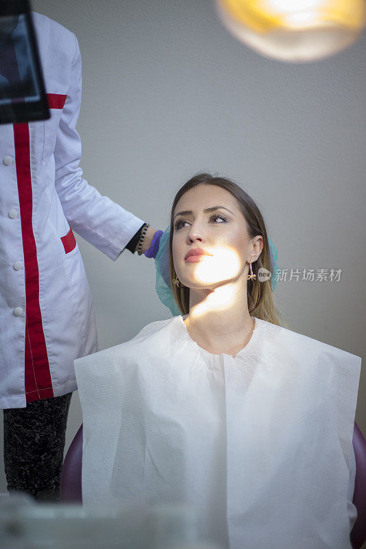 牙医在牙科诊所为病人检查x光片