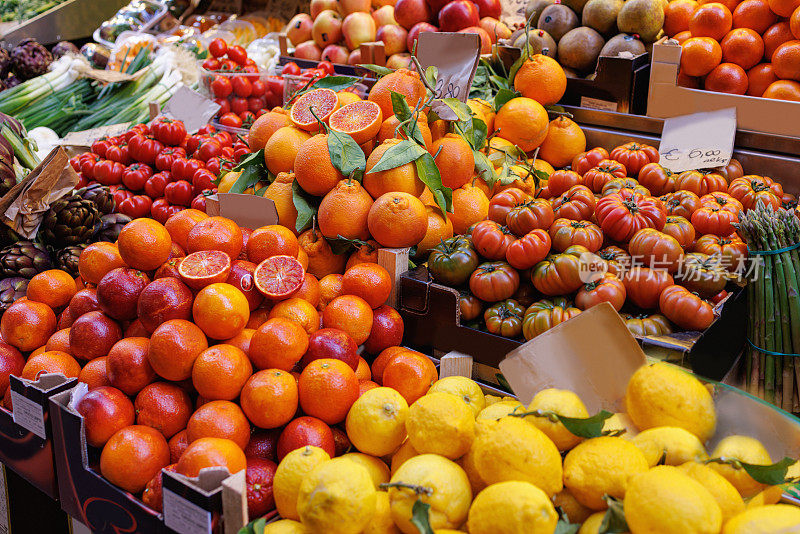 意大利博洛尼亚绿色市场摊位上的柑橘类水果和蔬菜