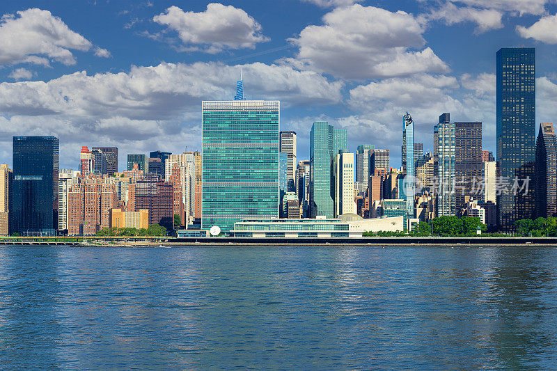 纽约天际线与联合国大楼和曼哈顿东区的摩天大楼在早晨，纽约，美国。