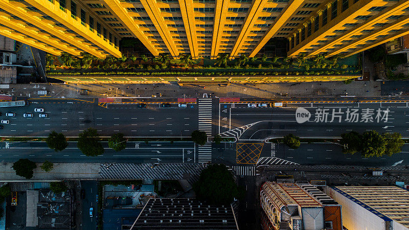 圣保罗大街上的建筑和过往车辆