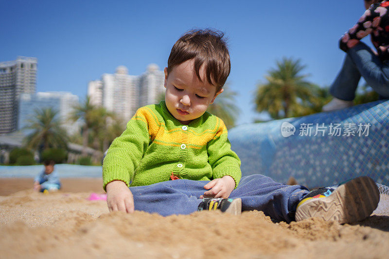 一个混血儿在玩沙子