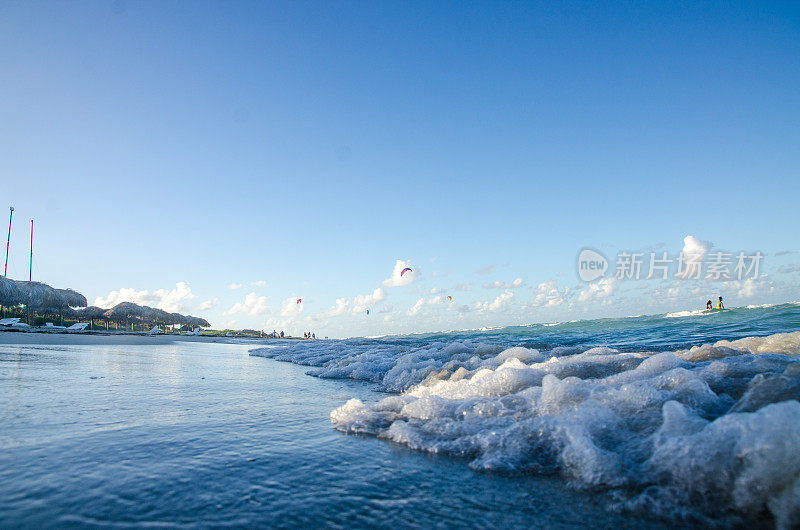 低角度的海浪