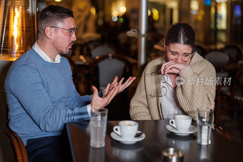 富有挑战性的对话:一对夫妇在一家舒适的咖啡馆里进行了一场发人深省的辩论