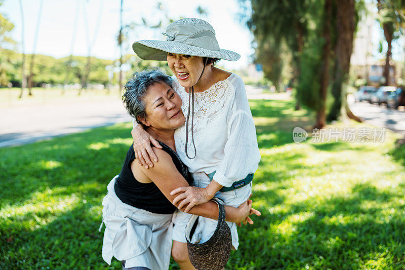 充满活力的高年级女生一起散步时玩得很开心