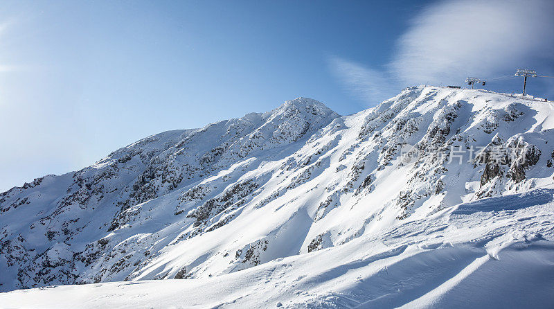 俯瞰白雪覆盖的低塔特拉斯-贾斯纳山脉和带滑雪者去Chopok山的缆车。