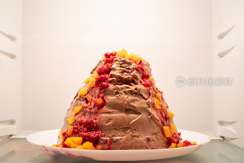 自制的火山形状巧克力水果蛋糕放在冰箱里