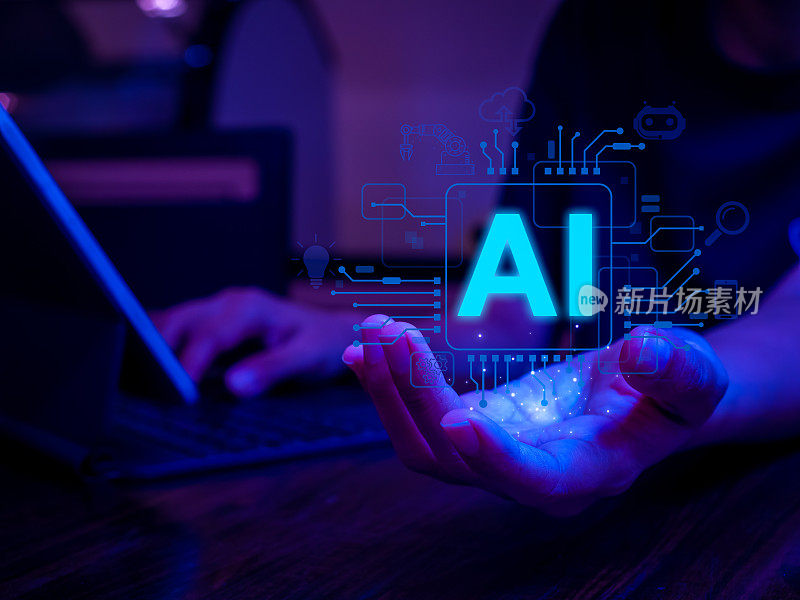 AI未来科技转型概念。用笔记本电脑工作时手里拿着人工智能芯片。人工智能创新和全球在线网络连接，获取数字化服务。