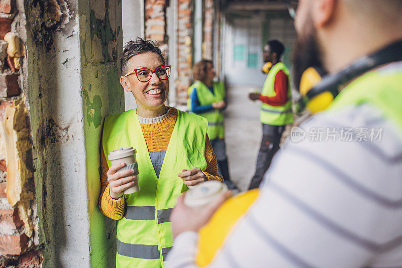 微笑着讨论工程的建筑工人