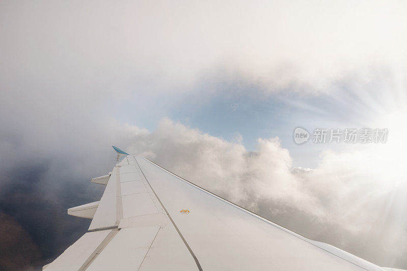 飞机的翅膀在蓝天上的背景文字空间。乘飞机旅行的概念。