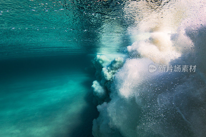 海浪下的水下景观，在清澈的水中形成了沙云