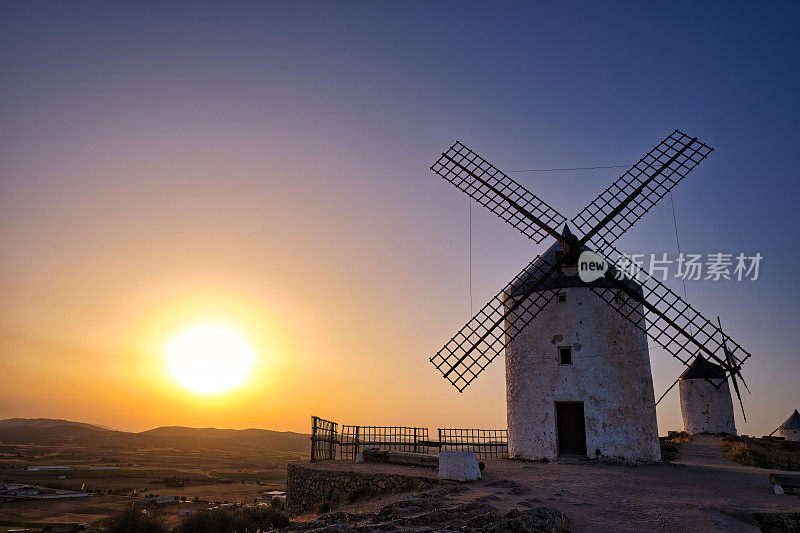 西班牙康苏韦格拉镇的古风车群，位于唐吉诃德和塞万提斯磨坊的路线上